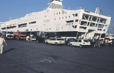 Fhre im Hafen von Palermo