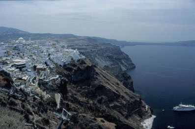 Blick vom Kraterrand auf Santorin (Thira)